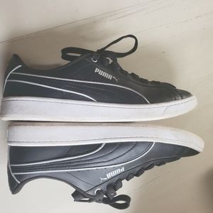Lightly used PUMA black women's tennis shoes